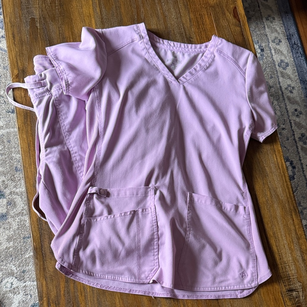 Med Couture Lilac V-Neck Short Sleeve Top and Jogger bottoms